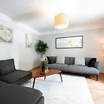 An Entire Spacious House Near To The Centre *