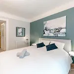 An Entire Spacious House Near To The Centre 펜션