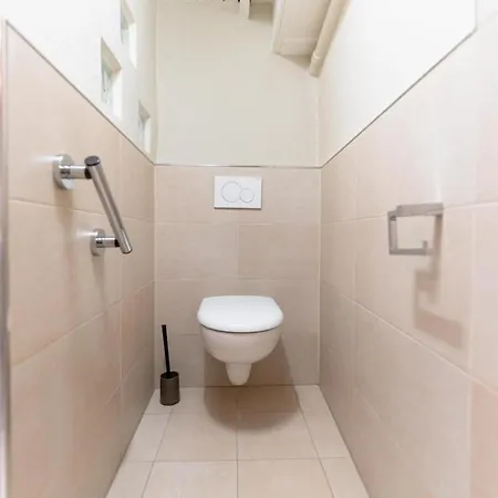 An Entire Spacious House Near To The Centre *