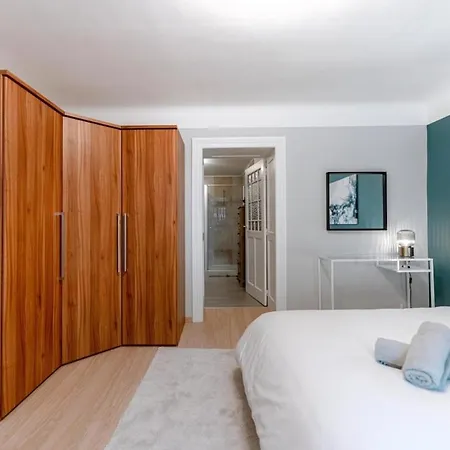 An Entire Spacious House Near To The Centre *