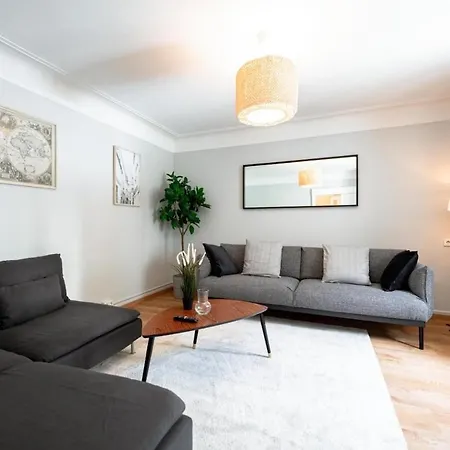 An Entire Spacious House Near To The Centre *