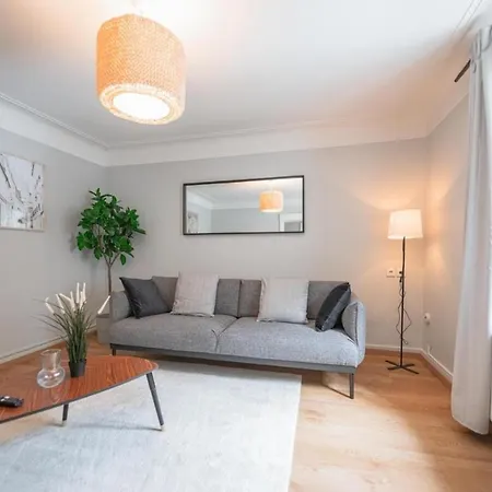 An Entire Spacious House Near To The Centre *