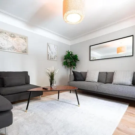 An Entire Spacious House Near To The Centre *