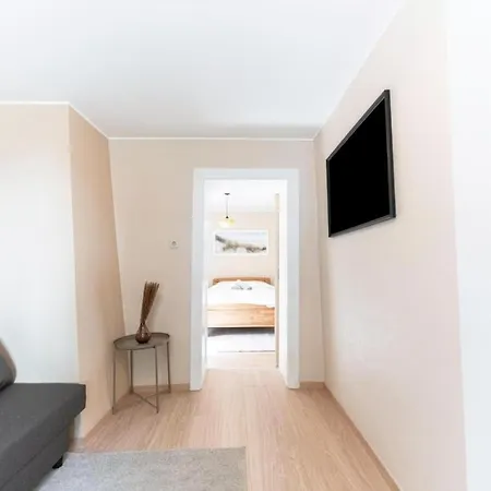 An Entire Spacious House Near To The Centre