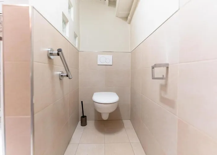 An Entire Spacious House Near To The Centre *