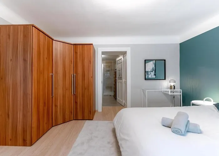 An Entire Spacious House Near To The Centre *