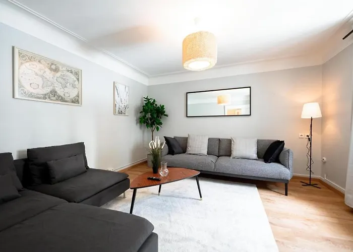 An Entire Spacious House Near To The Centre *