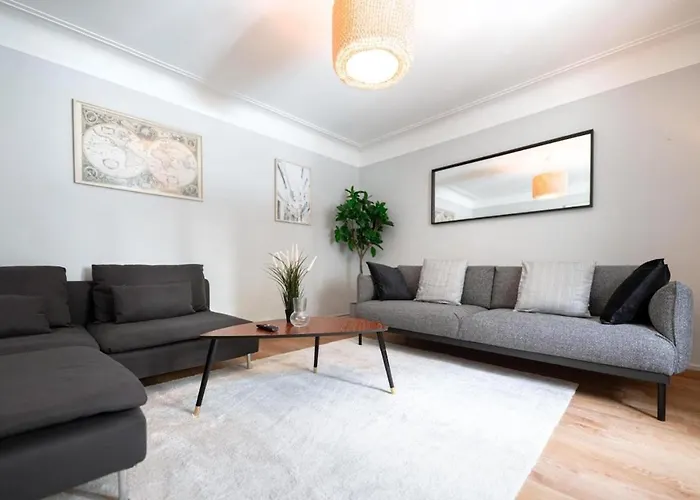 An Entire Spacious House Near To The Centre *