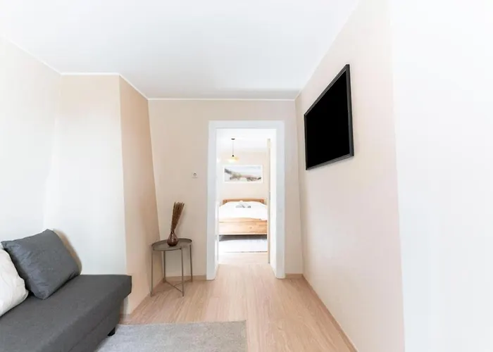 An Entire Spacious House Near To The Centre